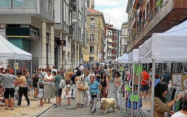 Herritarrak eta kanpotarrak Braderie egunean Zumaiako Erribera kalean zehar.