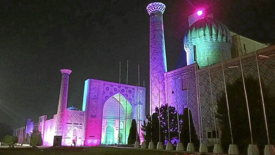 Vista de Samarkanda iluminada por la noche.