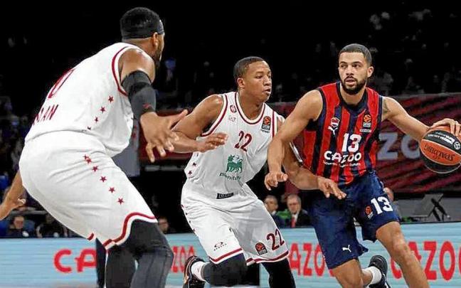 Thompson controla el bal&oacute;n ante la oposici&oacute;n de Hall y Davies en el &uacute;ltimo partido continental ante el Armani. | FOTO: EUROLIGA