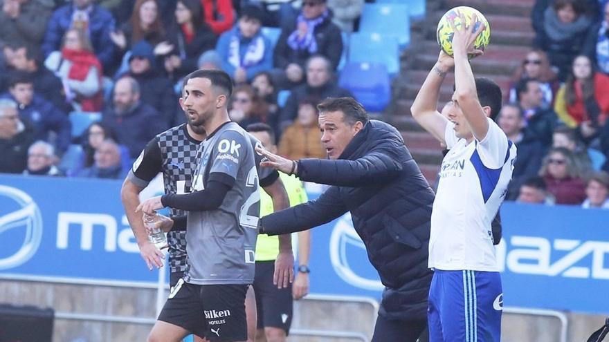Luis García da instrucciones a Rober durante el duelo ante el Zaragoza en La Romareda