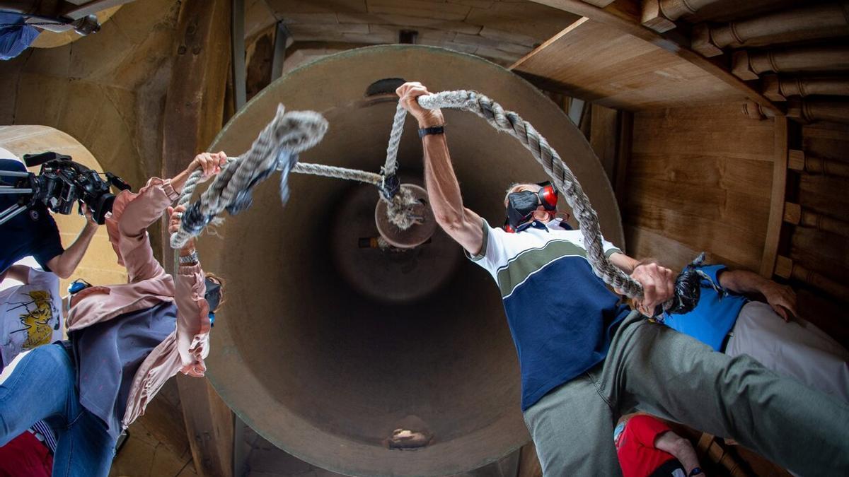 Campaneros de la Catedral hacen sonar la campana María de la catedral de Pamplona