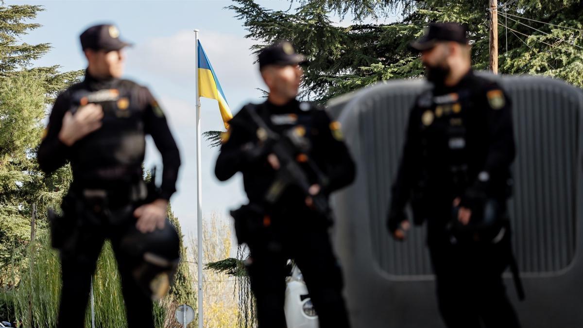 Varios agentes de Policía Nacional frente a la embajada de Ucrania en Madrid.