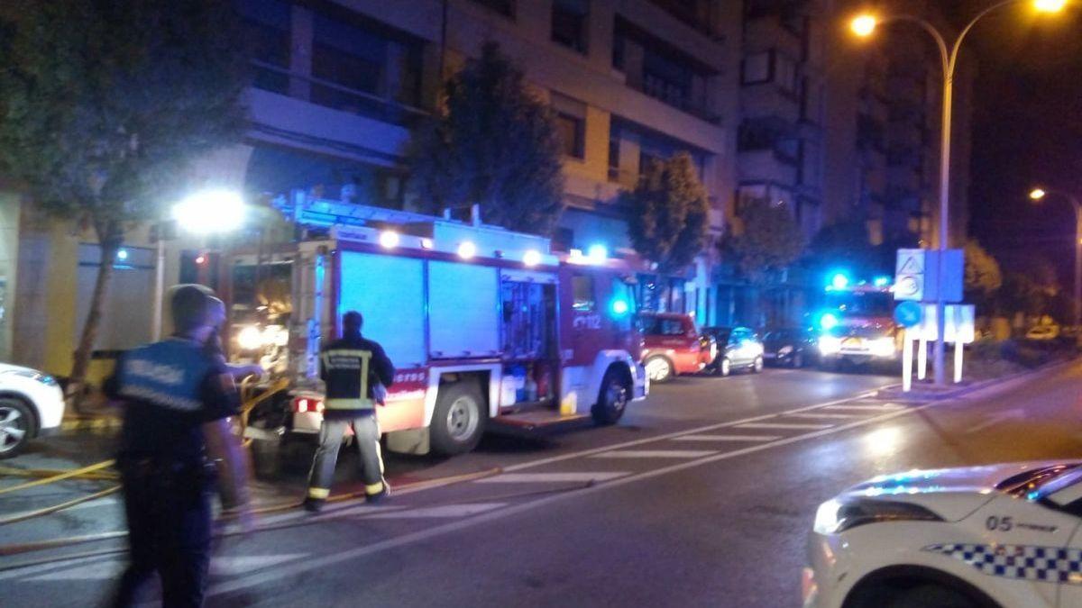 Imagen de la intervención de los bomberos y de la policía en el incendio de Tudela