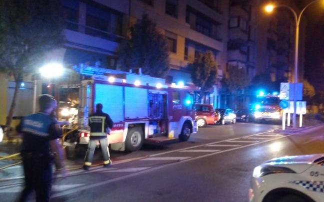 Imagen de la intervenci&oacute;n de los bomberos y de la polic&iacute;a en el incendio de Tudela