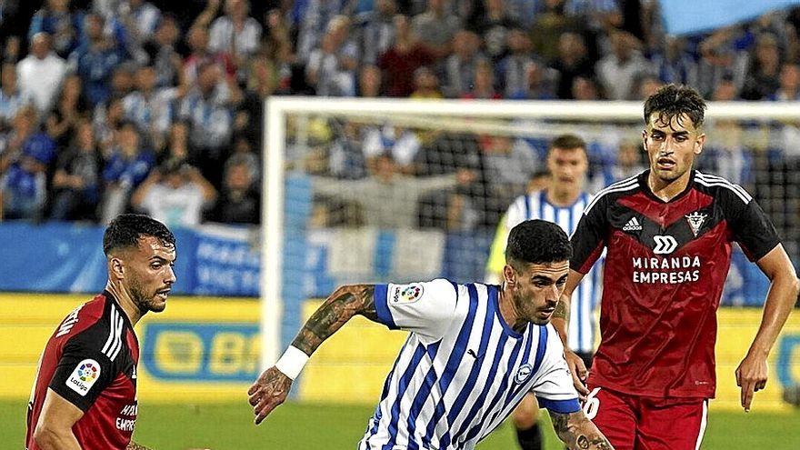 De la Fuente controla el balón en el partido contra el Mirandés celebrado en Mendizorroza. | FOTO: I. FORONDA