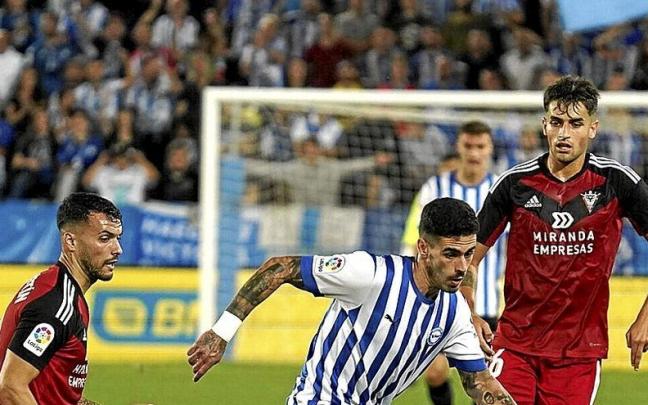 De la Fuente controla el bal&oacute;n en el partido contra el Mirand&eacute;s celebrado en Mendizorroza. | FOTO: I. FORONDA
