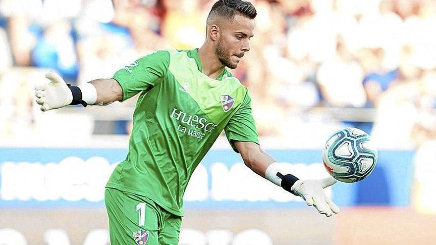 Álvaro Fernández, defendiendo la portería del Huesca. | FOTO: N.G.