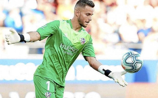 Álvaro Fernández, defendiendo la portería del Huesca. | FOTO: N.G.