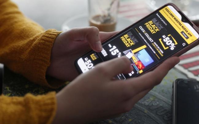 Un usuario compra con el móvil.