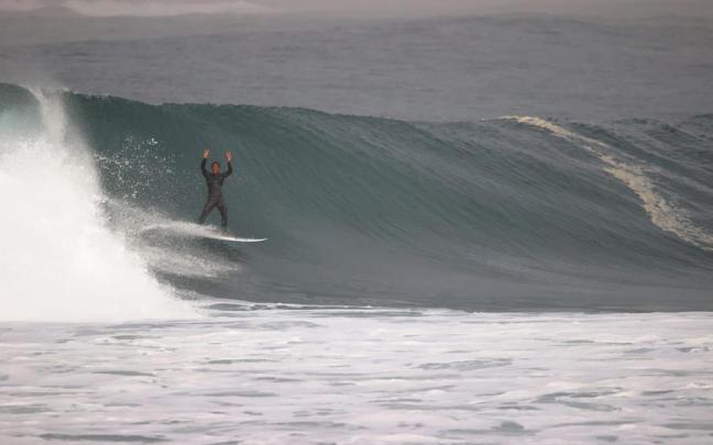 Espectacular jornada para los surferos en Mundaka