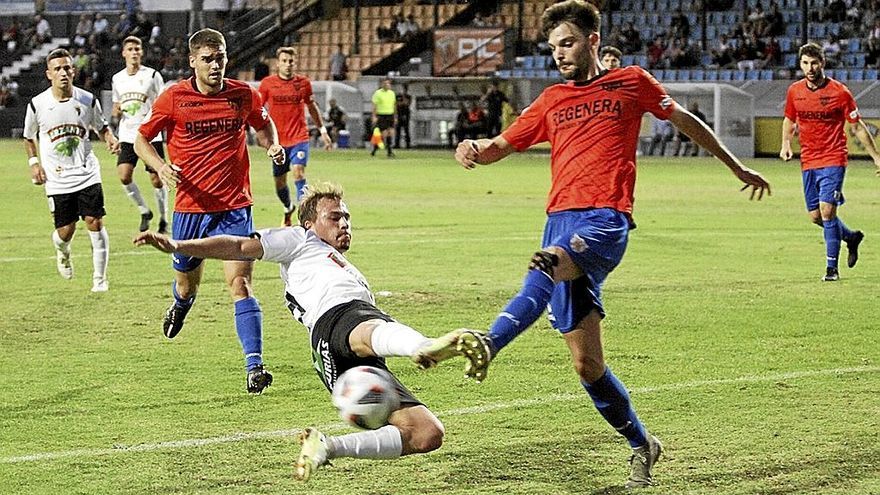 Alberto Fernández (Tudelano) intenta frenar el avance de un jugador del Izarra.