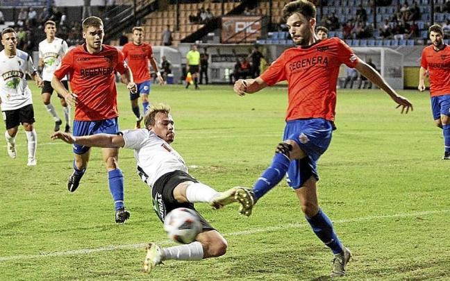 Alberto Fernández (Tudelano) intenta frenar el avance de un jugador del Izarra.