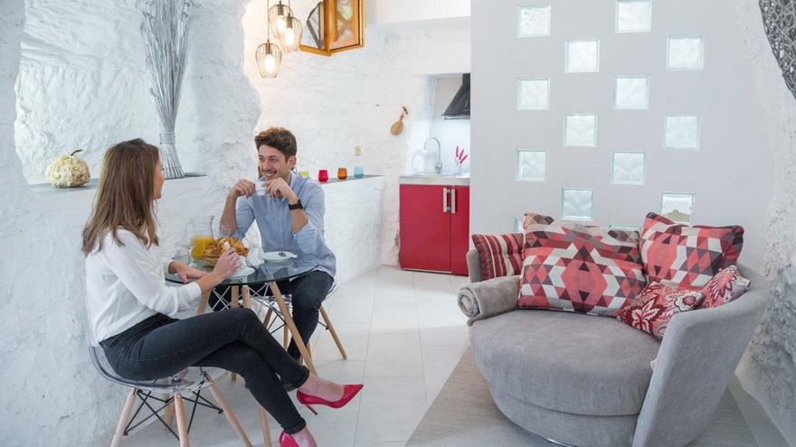 Una pareja desayuna en una de las cuevas del complejo de Valtierra.