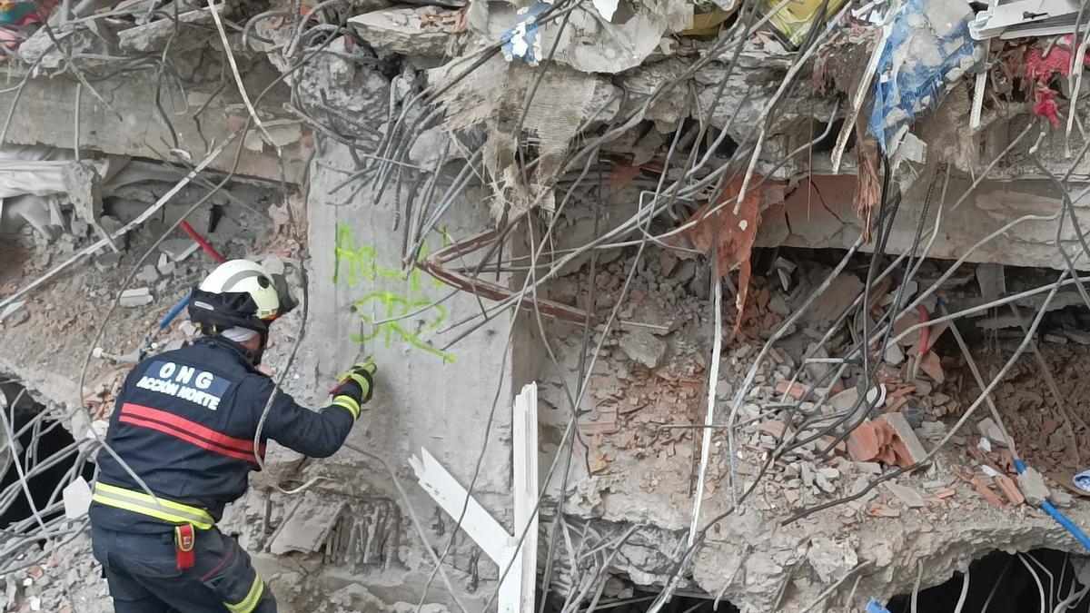 Miembro de la ONG Acción Norte marcando una zona de trabajo en Turquía ya revisada.