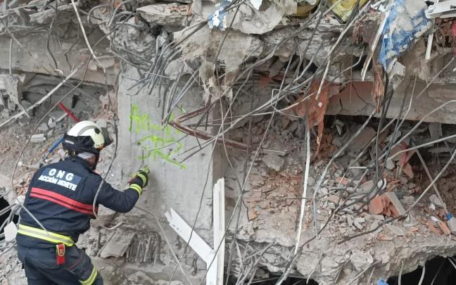 Miembro de la ONG Acción Norte marcando una zona de trabajo en Turquía ya revisada.