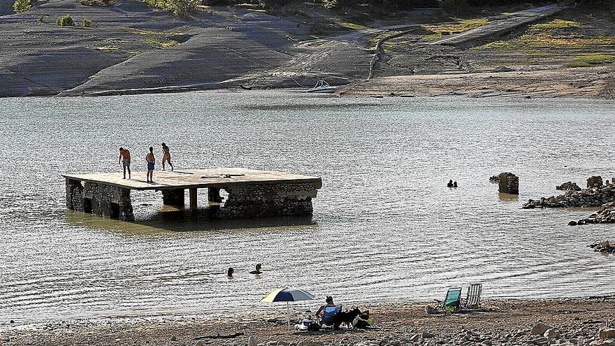 Varios bañistas en el pantano de Yesa, que se encuentra al 39% de su capacidad.