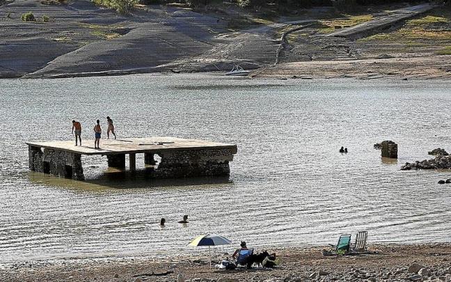 Varios bañistas en el pantano de Yesa, que se encuentra al 39% de su capacidad. Varios bañistas en el pantano de Yesa, que se encuentra al 39% de su capacidad.