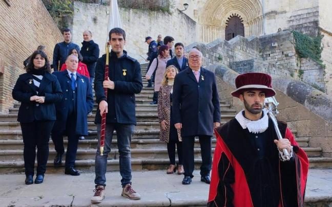 La corporación vuelve de San Pedro hacia el ayuntamiento.