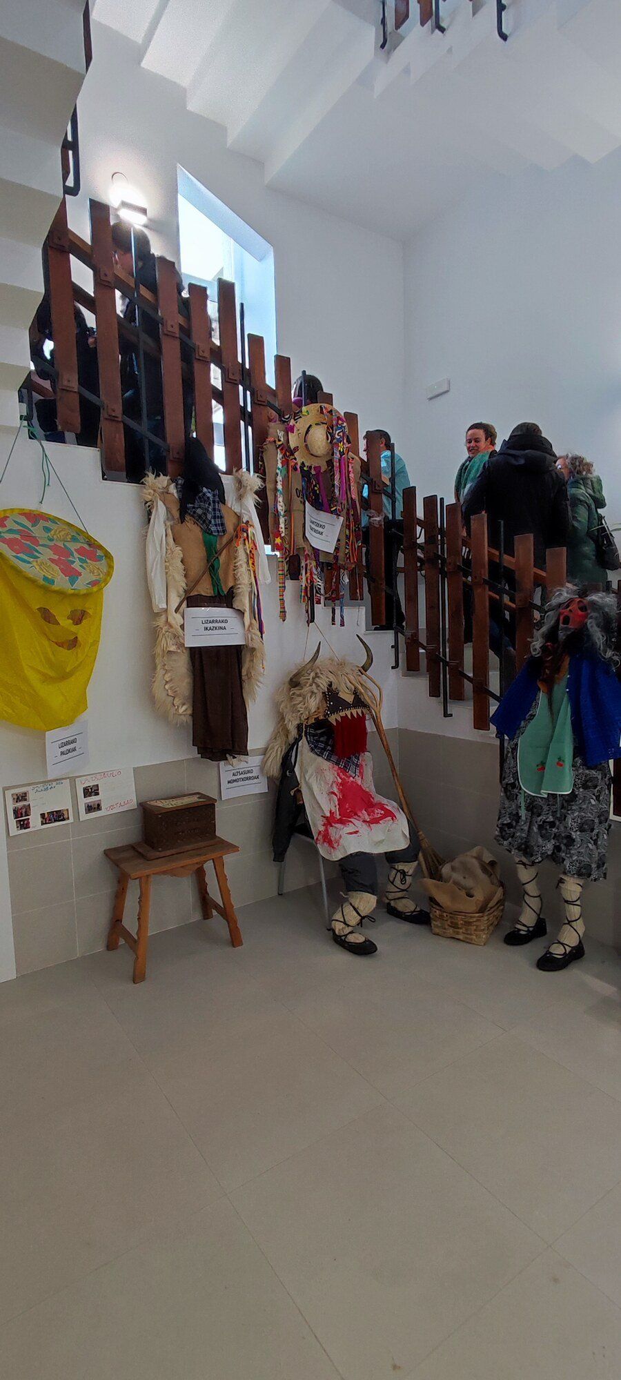 El espacio del carnaval, en la visita de ayer al colegio. / Javier Arizaleta