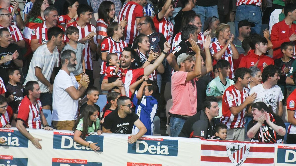 Aficionados del Athletic celebran el gol de Vesga