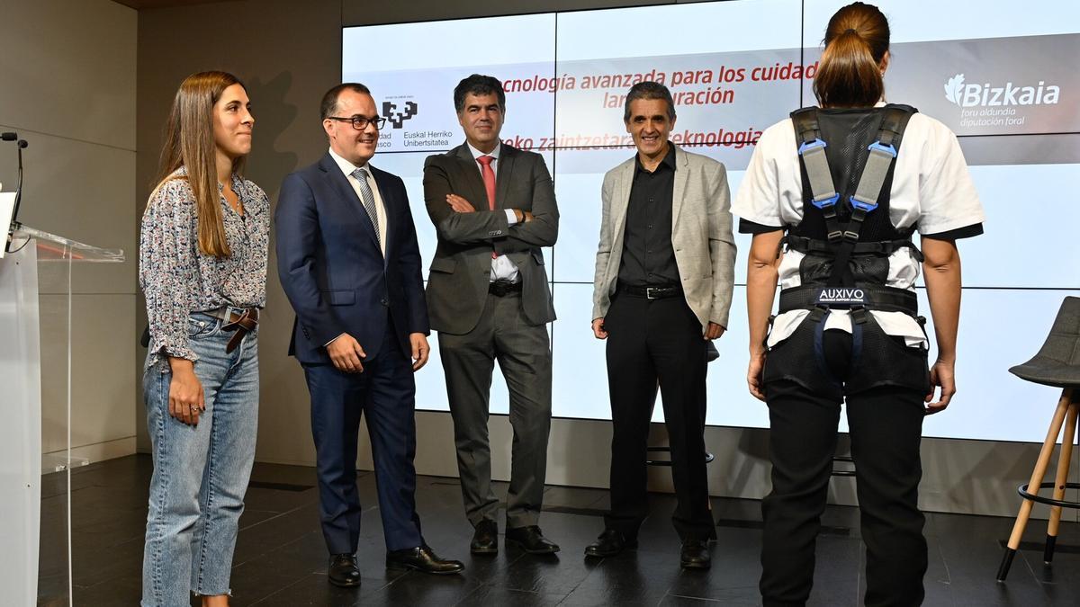 El dispositivo cuenta con dos bandas que cargan y liberan energía con determinados movimientos.