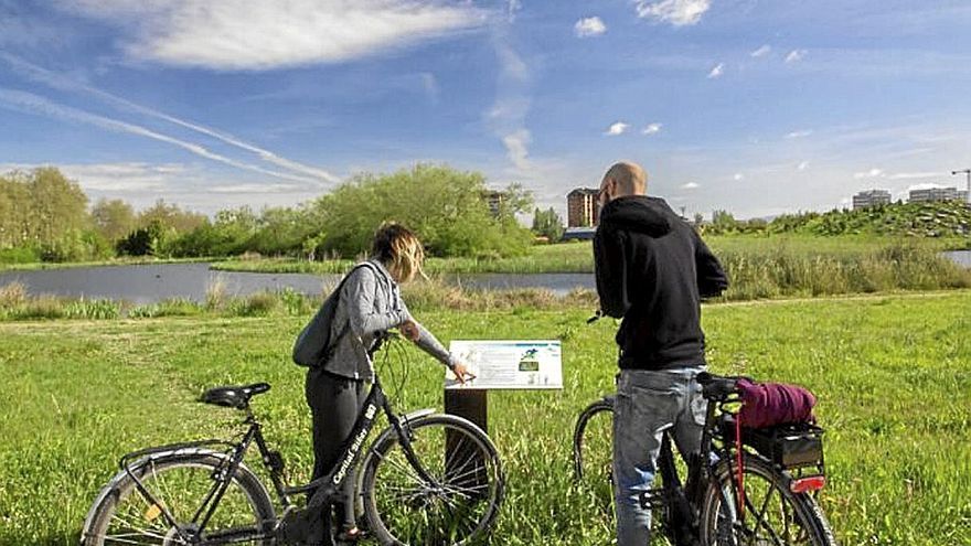 Dos jóvenes realizando una ruta en bicicleta por el Anillo Verde. | FOTO: CEDIDA