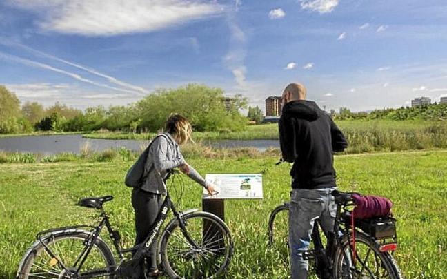 Dos jóvenes realizando una ruta en bicicleta por el Anillo Verde. | FOTO: CEDIDA