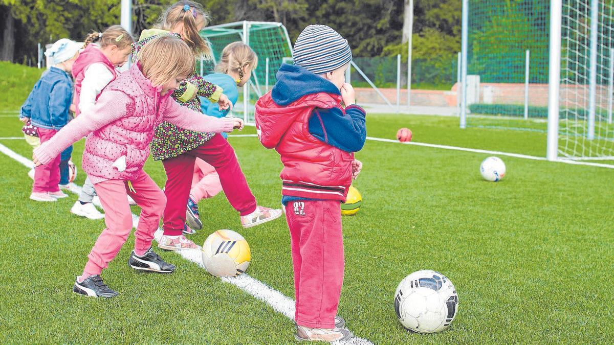 Desde que son pequeños, los niños pueden aprender a chutar un balón.