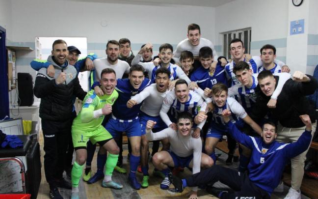 Celebración tras la victoria en el vestuario del Izarra