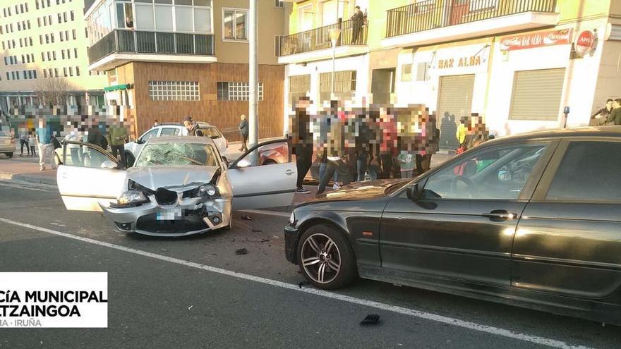 Ambulancias y policías junto a los dos turismos accidentados en la zona del cruce de Cuatrovientos.