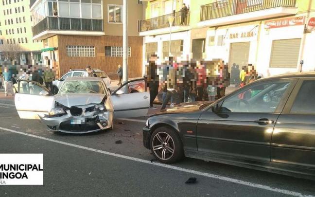 Ambulancias y policías junto a los dos turismos accidentados en la zona del cruce de Cuatrovientos.