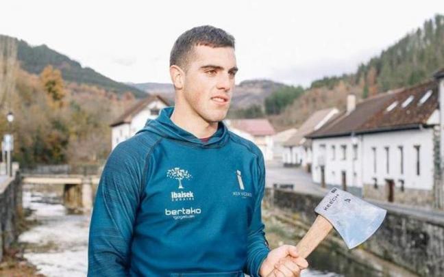 Vicente, con el hacha junto al río Anduña en su pueblo, Ochagavía.