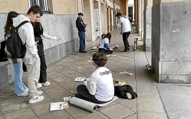 Una quincena de jóvenes estudiantes tomaron parte en la iniciativa Txiklarte.