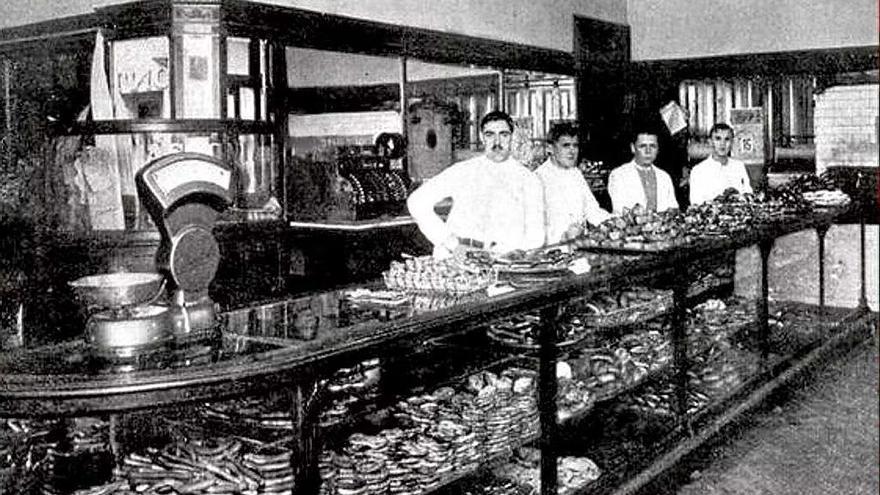 Imagen de archivo de los propietarios y empleados de la pastelería más antigua de la capital mexicana.