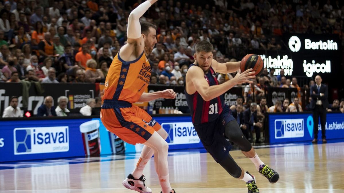 Giedraitis trata de superar la defensa de Víctor Claver, durante la semifinal de la liga ACB