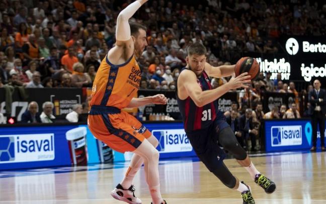 Giedraitis trata de superar la defensa de V&iacute;ctor Claver, durante la semifinal de la liga ACB