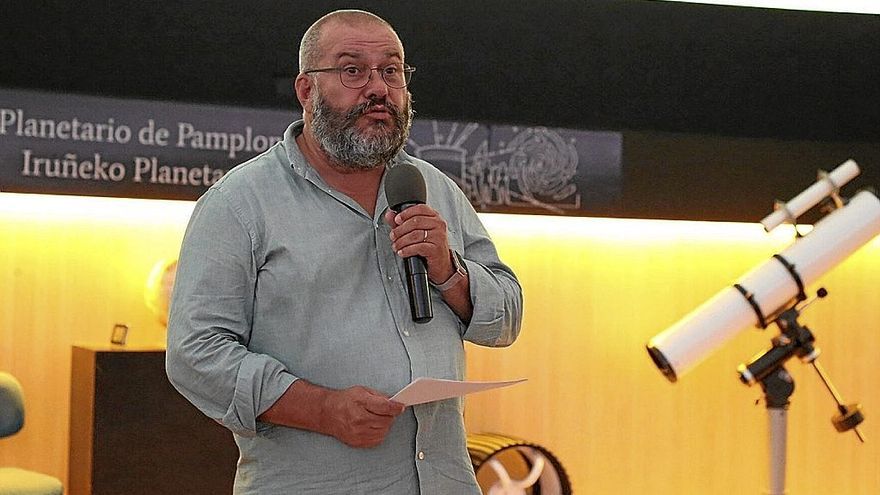 El director del planetario de Pamplona, Javier Armentia, anuncia las sesiones para contemplar las Perseidas.