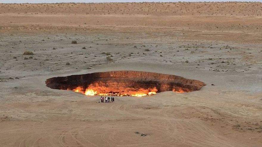 El cráter del pozo de Darvaza, conocido como la "Puerta del infierno".