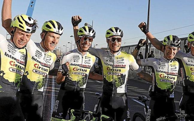 Los componentes del Intermarch&eacute;, a la conclusi&oacute;n de la Volta a la Comunitat Valenciana que venci&oacute; el veterano Rui Costa. | FOTO: EFE