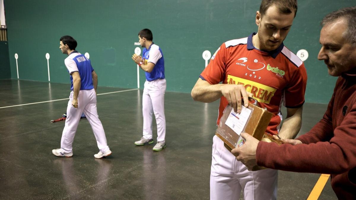 Unai Laso deposita las pelotas elegidas en el Astelena en la caja junto al intendente Martín Alustiza.
