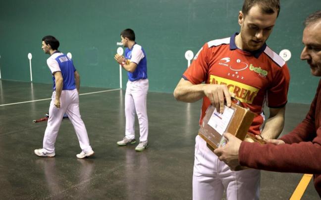Unai Laso deposita las pelotas elegidas en el Astelena en la caja junto al intendente Martín Alustiza. Unai Laso deposita las pelotas elegidas en el Astelena en la caja junto al intendente Martín Alustiza.