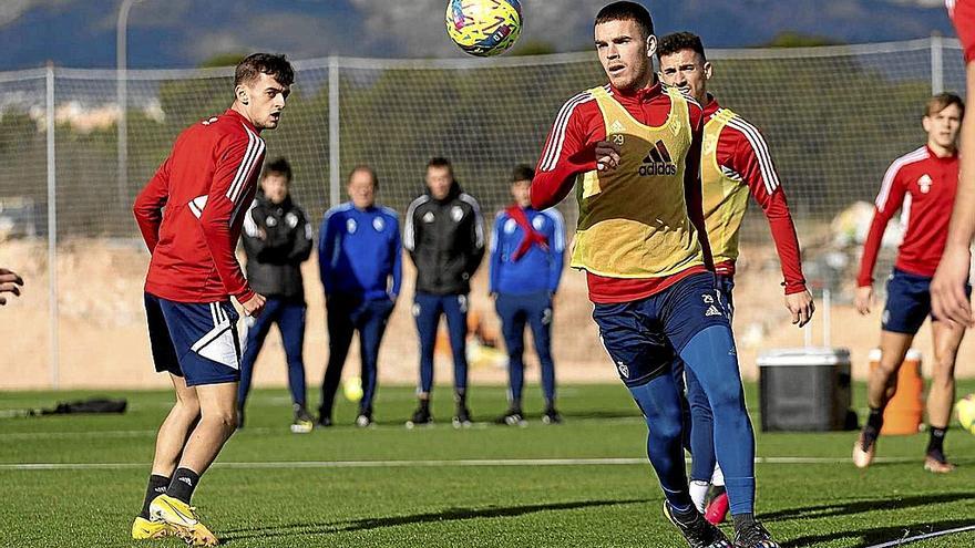 Aimar Oroz, Diego Moreno y Kike Barja persiguen el balón con la mirada durante el entrenamiento que completó ayer Osasuna en L’Alfàs del Pi (Alicante). | FOTO: CLUB ATLÉTICO OSASUNA