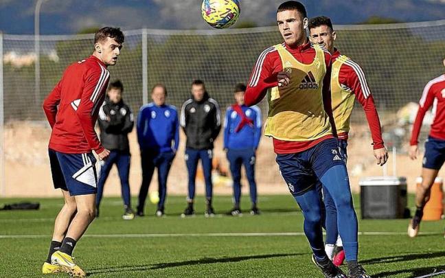 Aimar Oroz, Diego Moreno y Kike Barja persiguen el bal&oacute;n con la mirada durante el entrenamiento que complet&oacute; ayer Osasuna en L&rsquo;Alf&agrave;s del Pi (Alicante). | FOTO: CLUB ATL&Eacute;TICO OSASUNA