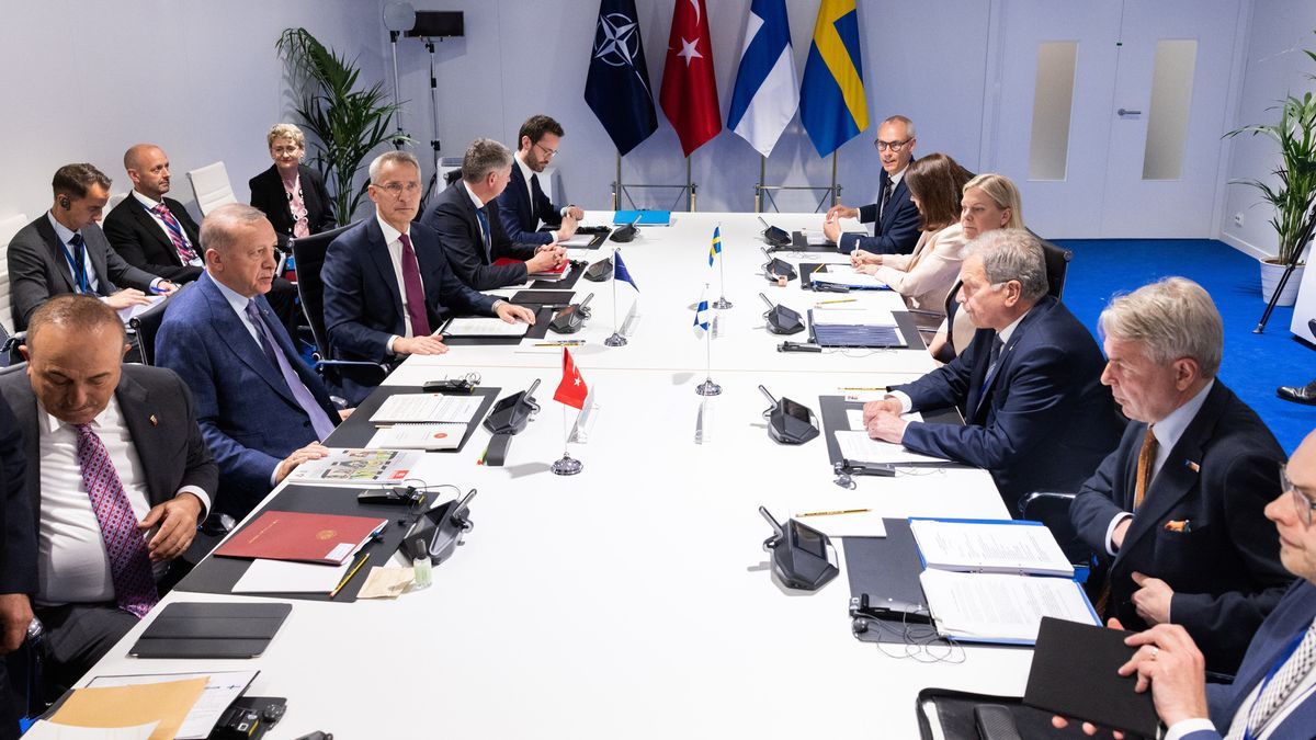 Los presidentes de Turquía y Finlandia, junto con representantes de Suecia, se reúnen con el Secretario General de la OTAN, Jens Stoltenberg.