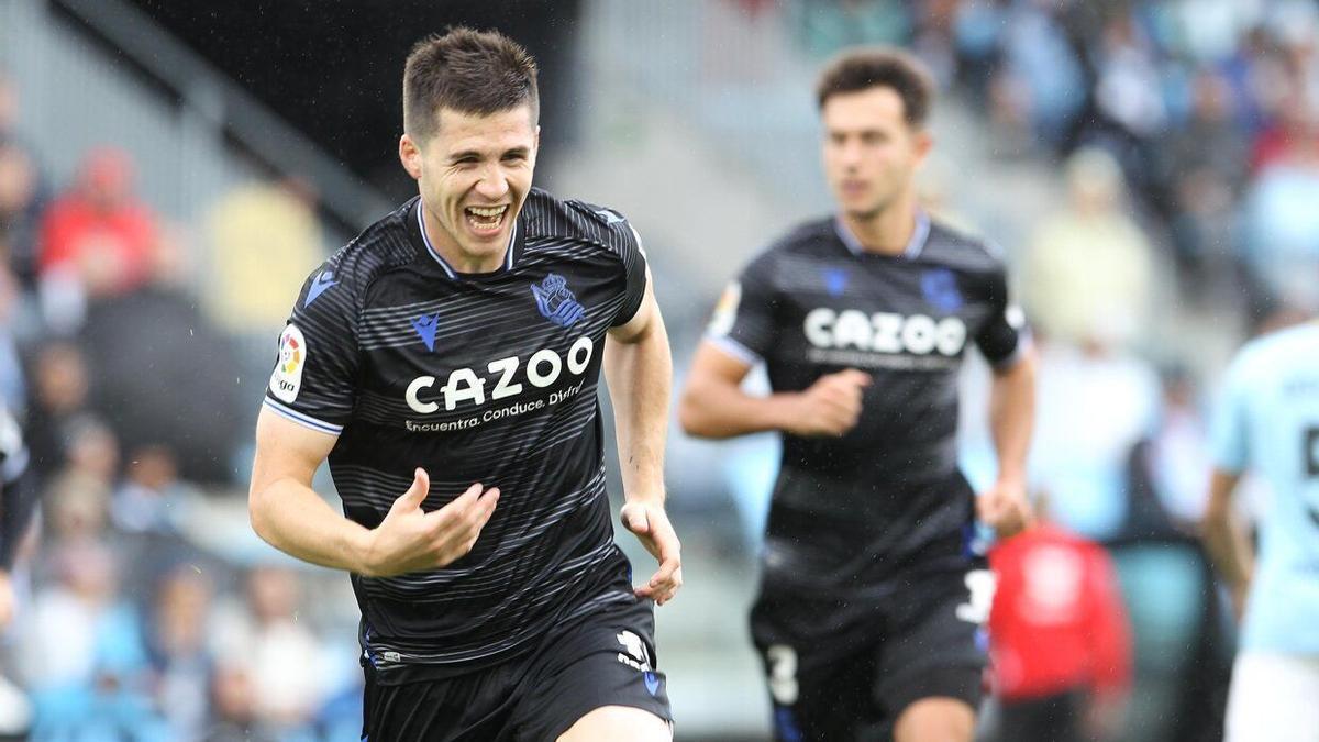 Igor Zubeldia y Martín Zubimendi celebran el gol del primero en Vigo.