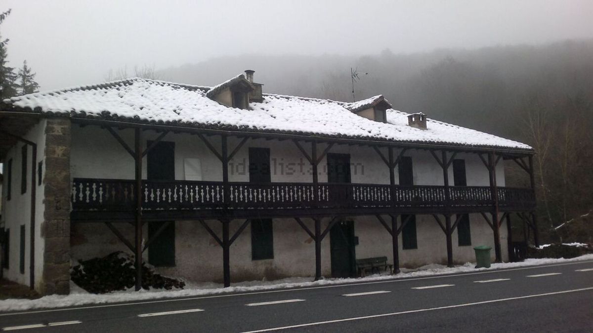 Exterior del caserío en Anué, considerado de ' interés histórico artístico', y que está situado al borde la carretera de Belate