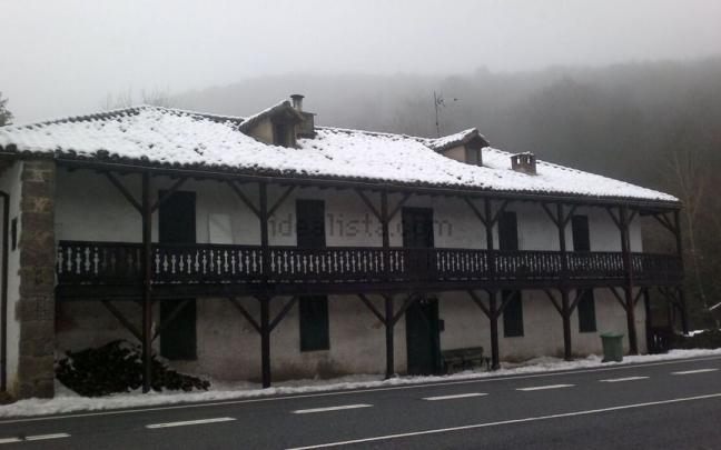 Exterior del caser&iacute;o en Anu&eacute;, considerado de ' inter&eacute;s hist&oacute;rico art&iacute;stico', y que est&aacute; situado al borde la carretera de Belate