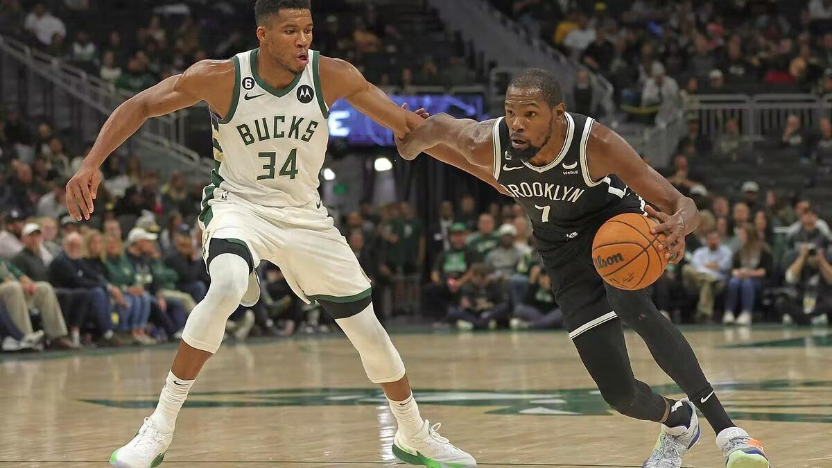 Kevin Durant penetra a canasta ante la defensa de Giannis Antetokounmpo.