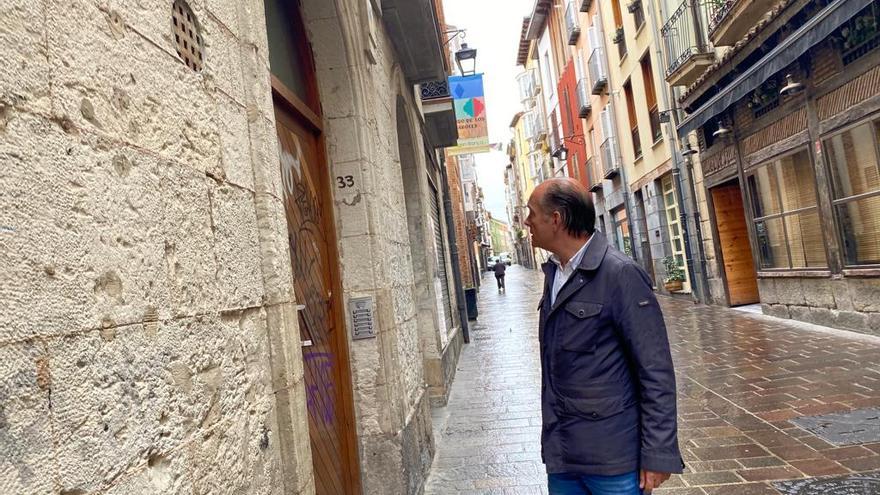 El concejal del PP, Miguel Garnica, en un portal de las viviendas okupadas, en la calle Zapatería de Gasteiz