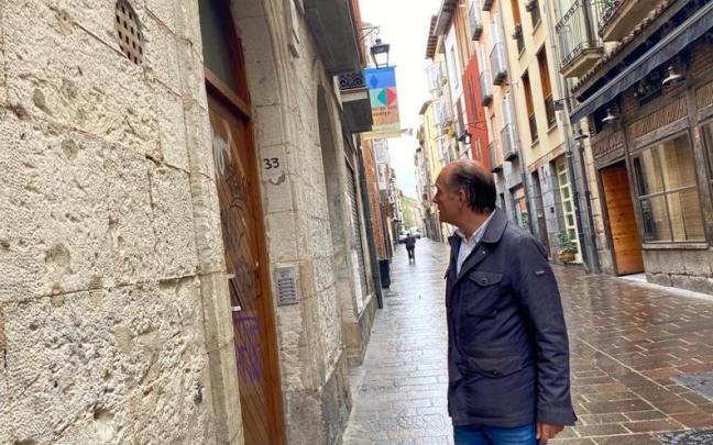 El concejal del PP, Miguel Garnica, en un portal de las viviendas okupadas, en la calle Zapatería de Gasteiz El concejal del PP, Miguel Garnica, en un portal de las viviendas okupadas, en la calle Zapatería de Gasteiz